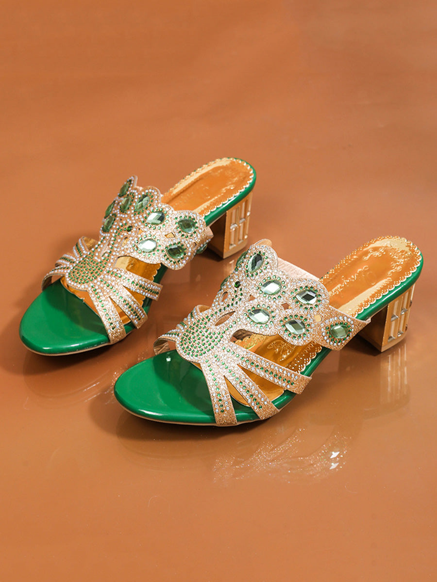 Damen Pumps mit Strass und Blockabsatz in schräger Vorderansicht