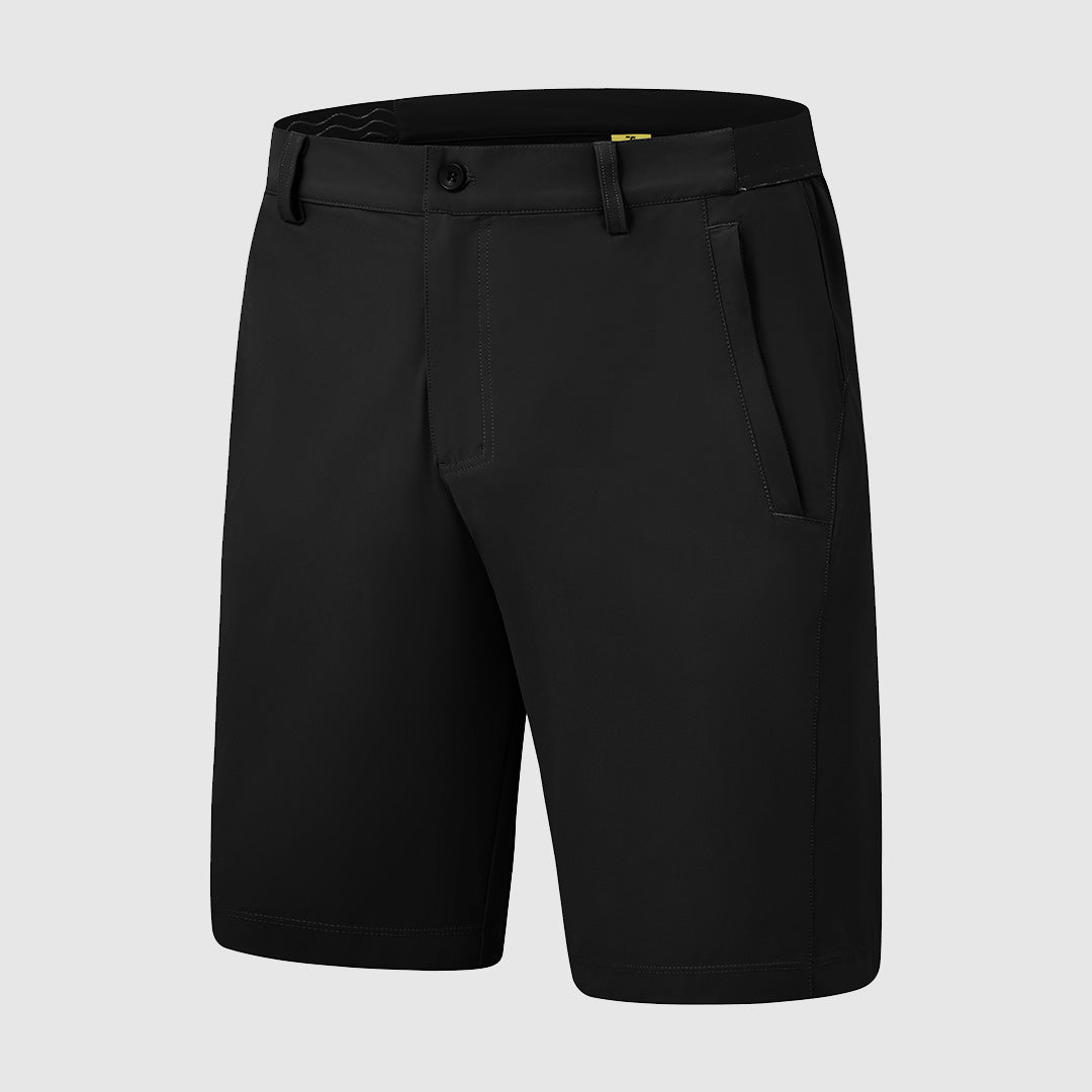 Herren Golfshorts getragen mit Fokus auf Bewegungsfreiheit