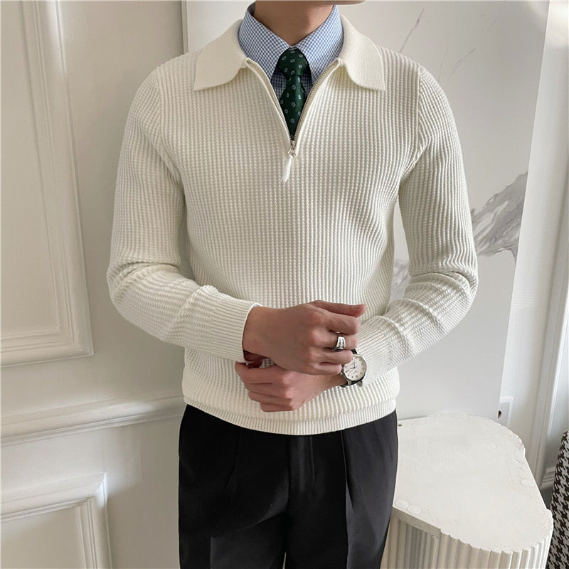 Nahaufnahme von Bündchen und Saum des Herren Strickpullovers