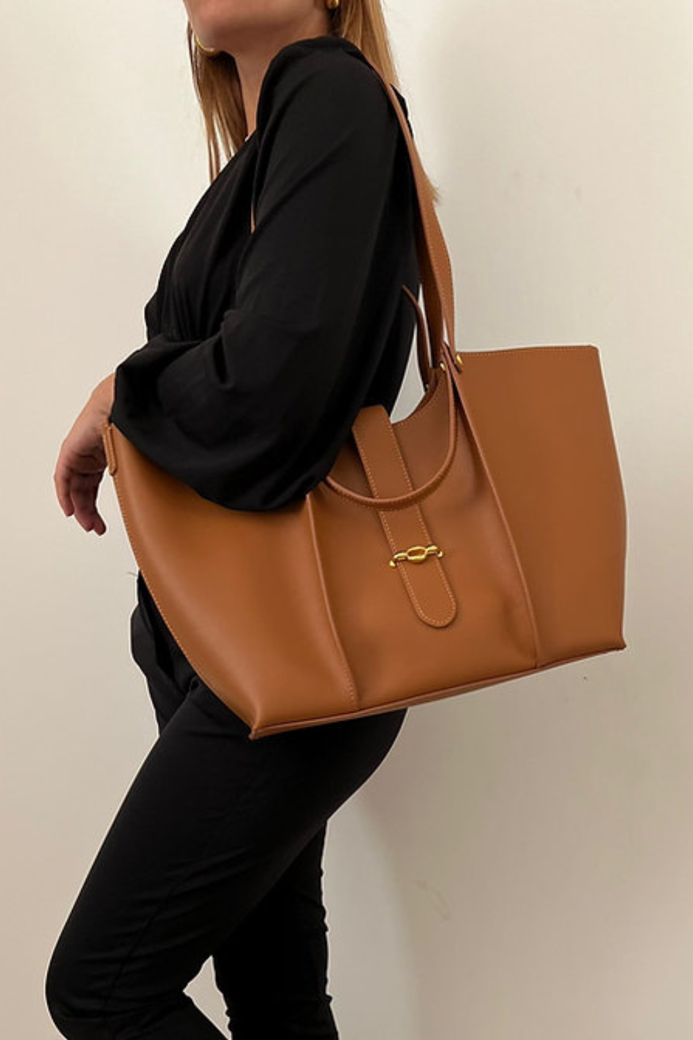 Vera Caffè | Große Business-Tasche aus veganem Ultrafiber mit Laptopfach und goldenen Details für Damen