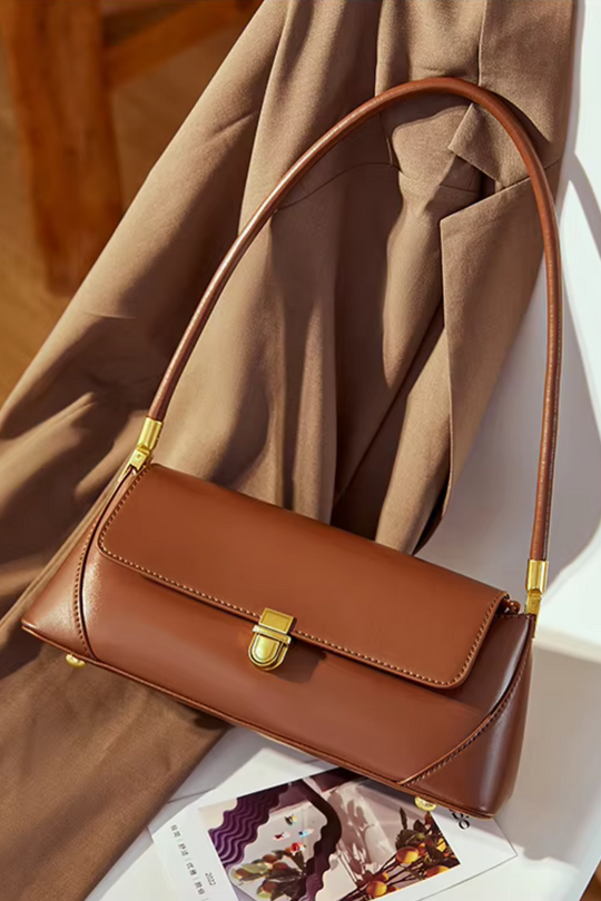 Celeste Cacao | Kompakte Handtasche aus veganem Ultrafiber mit goldenen Details für Damen