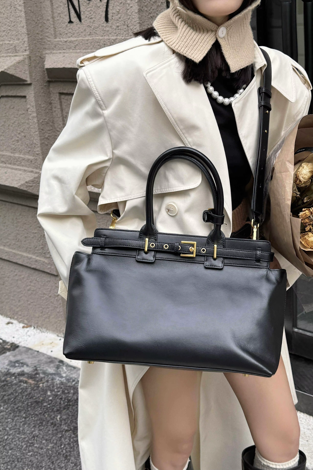 LuxeBel Noir | Elegante große Business-Handtasche aus veganem Leder mit goldenen Details für Damen