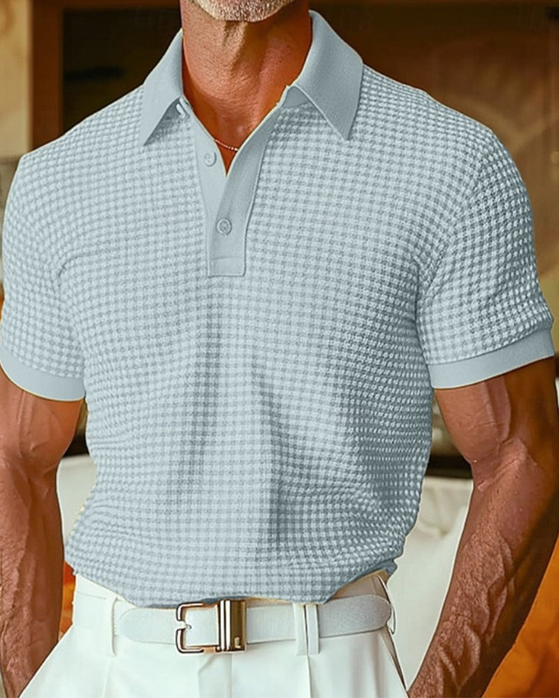 Herren Poloshirt getragen als lässiger Freizeitlook