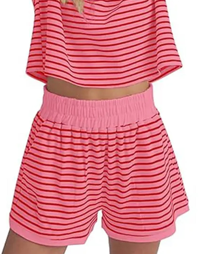 Bequemes Damen Shorts-Set mit Kurzarm-Oberteil in gestreiftem Design
