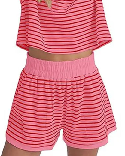 Bequemes Damen Shorts-Set mit Kurzarm-Oberteil in gestreiftem Design