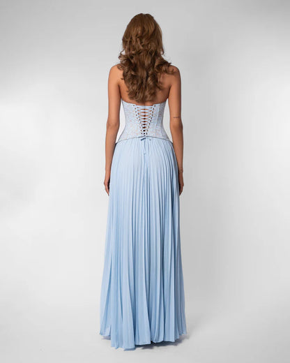 Fließendes Maxikleid in lebendigen Farben