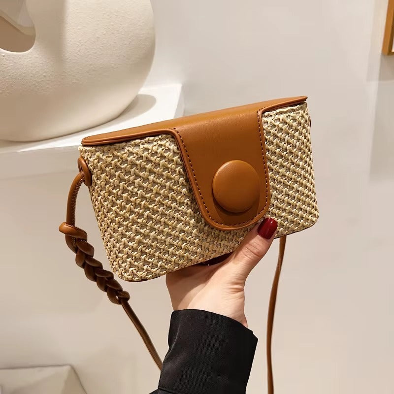 Geflochtene Strohtasche mit geflochtenem Henkel als Schultertasche