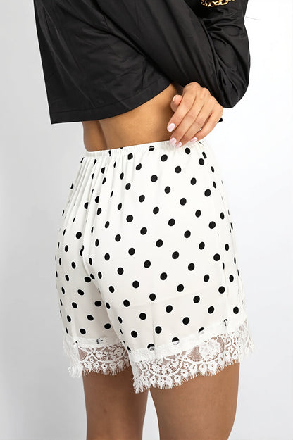 Damen Shorts mit gepunktetem Design und Spitzenbesatz im Detail