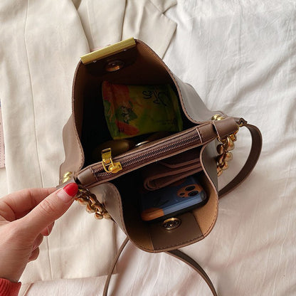 Vegane Leder-Beuteltasche mit goldener Kettenhenkel