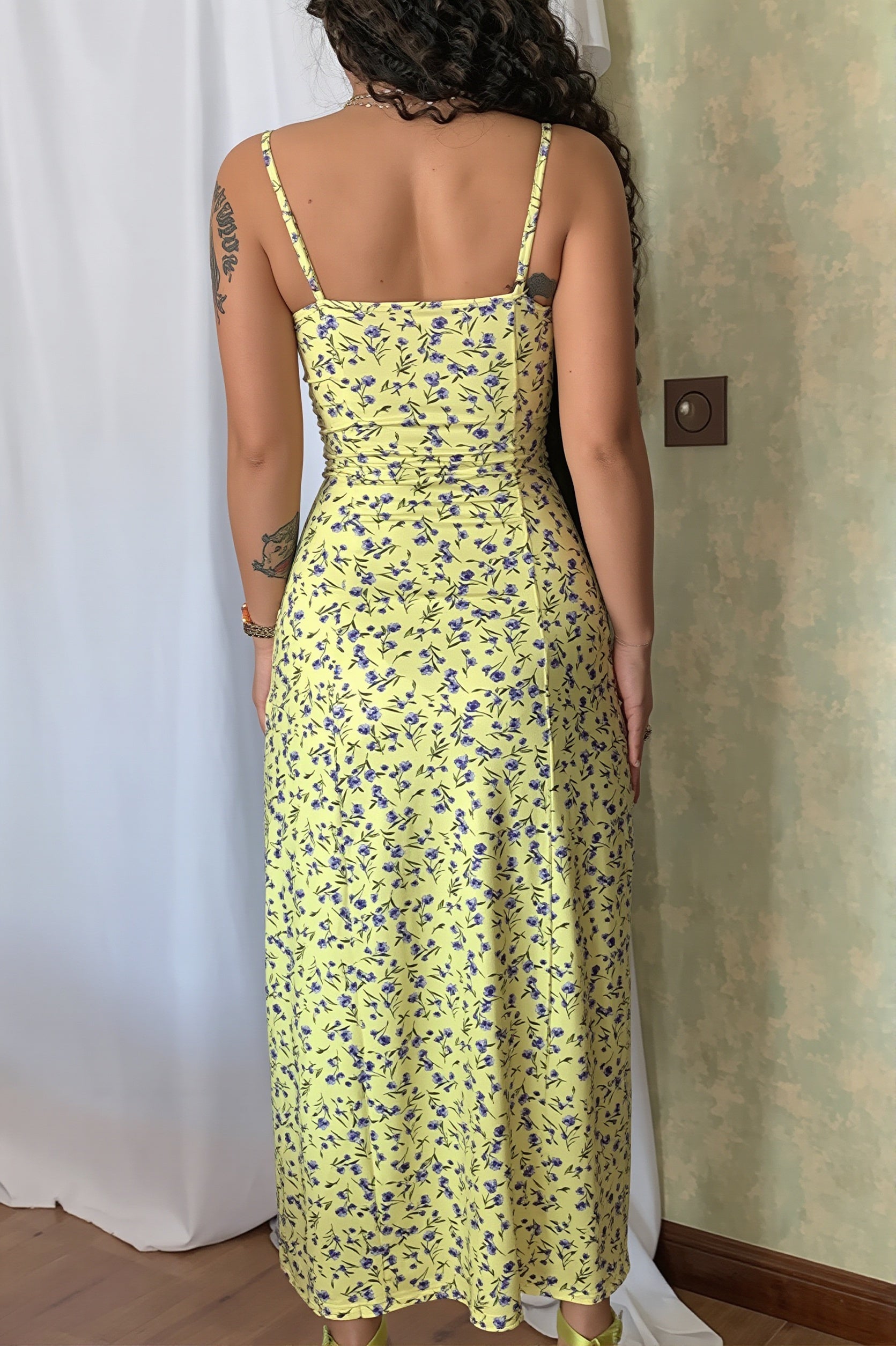 Elegantes langes Kleid mit Blumenprint und Schlitz in kompletter Produktansicht
