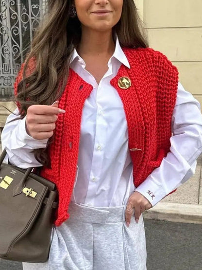 Detailansicht der Knopfleiste und Taschen der Damen Strickweste