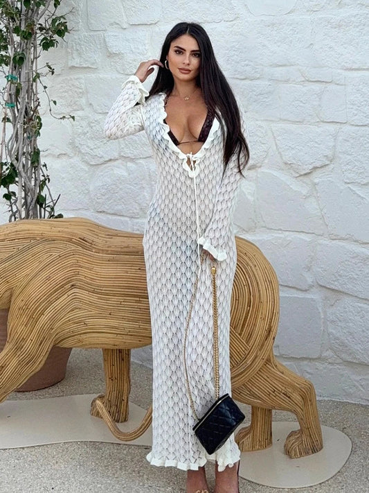 Gehäkeltes Strick-Maxi-Kleid für den Strand mit tiefem Ausschnitt, Schnürung und Rüschen-Details