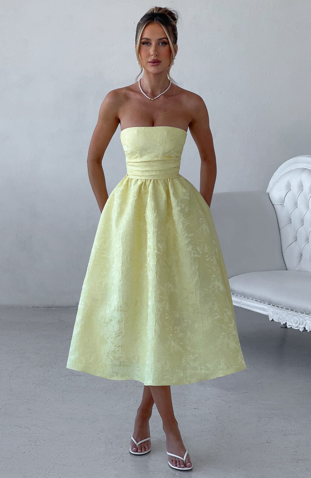 Blumiges Jacquard-Trägerloses Midikleid Zitrone