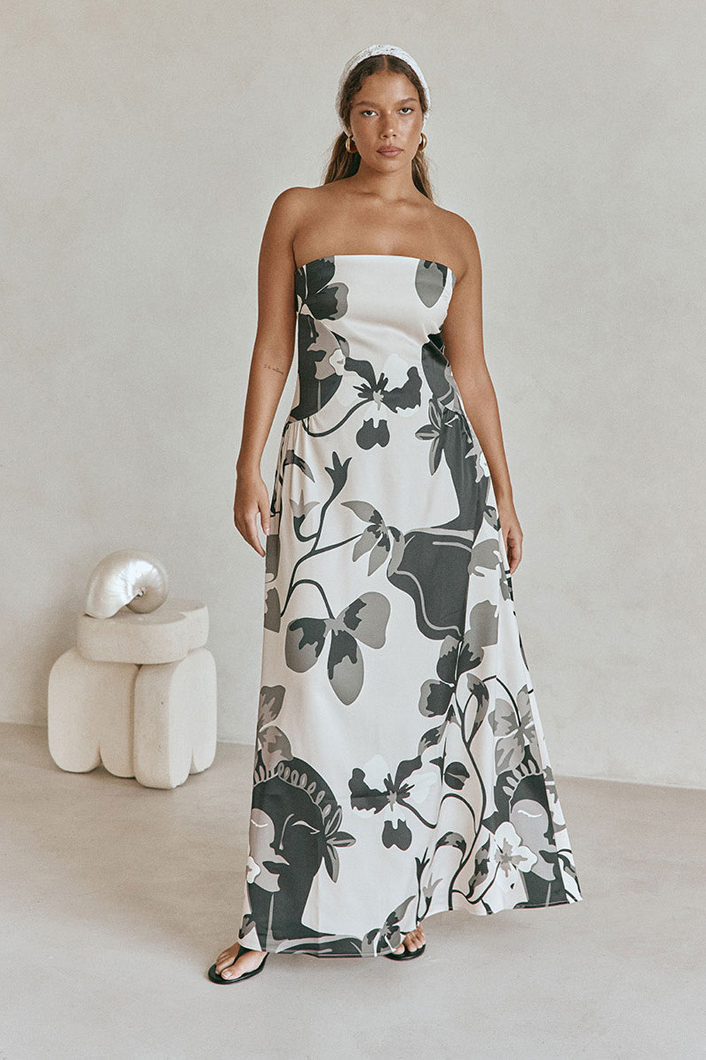 Damen Musterkleid mit Printdetail in Seitenansicht