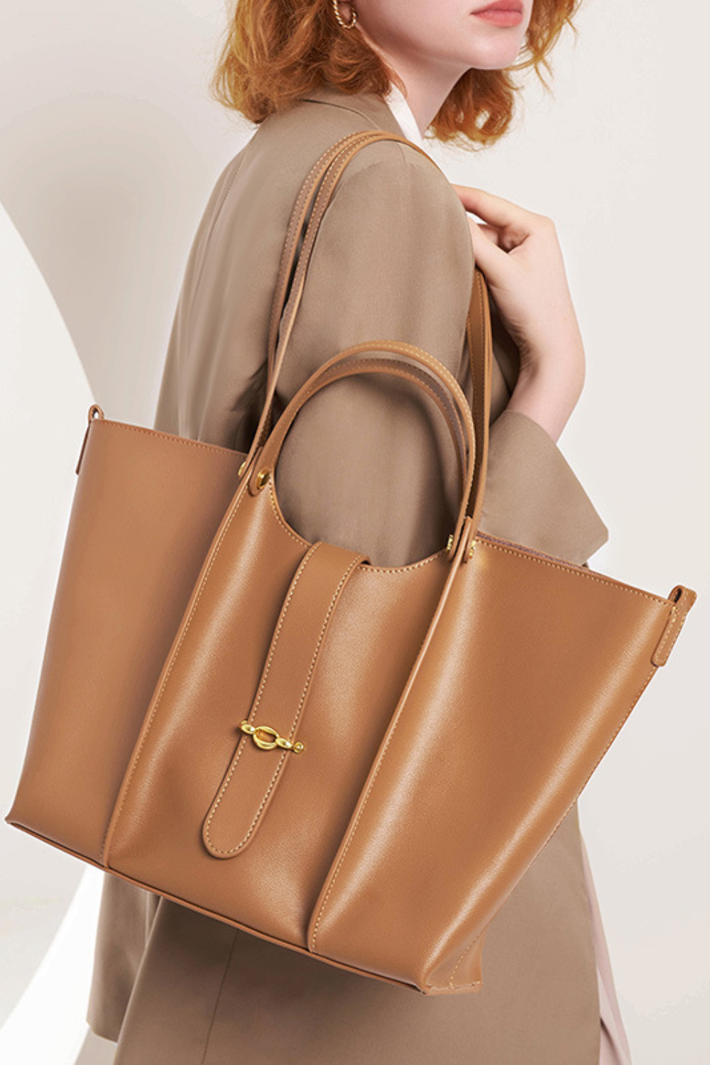 Vera Caffè | Große Business-Tasche aus veganem Ultrafiber mit Laptopfach und goldenen Details für Damen