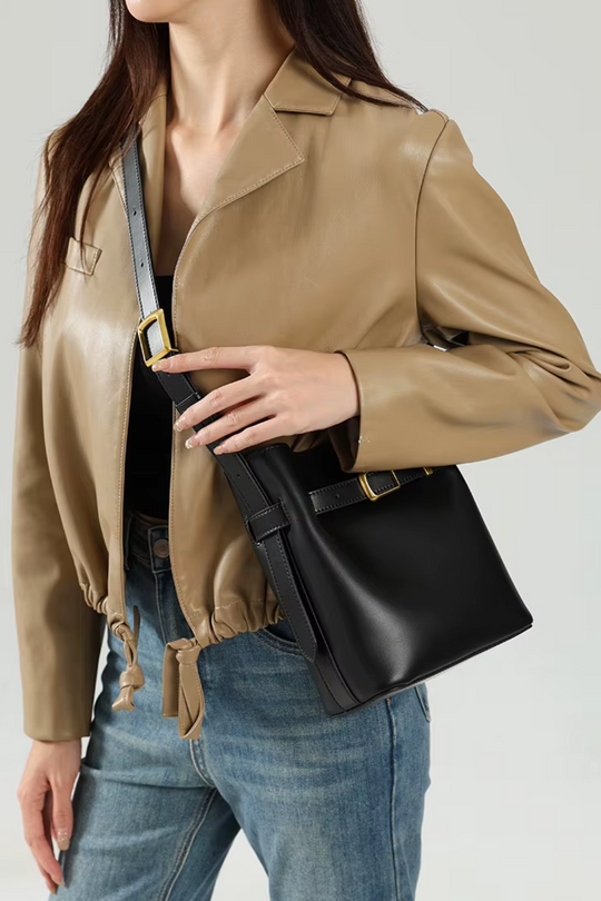 Luxuriöse Mini Crossbody-Tasche mit goldenen Details für Damen