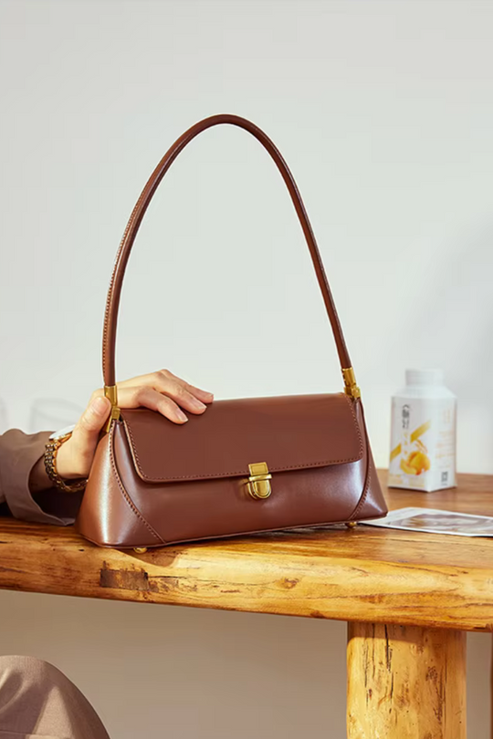 Celeste Cacao | Kompakte Handtasche aus veganem Ultrafiber mit goldenen Details für Damen