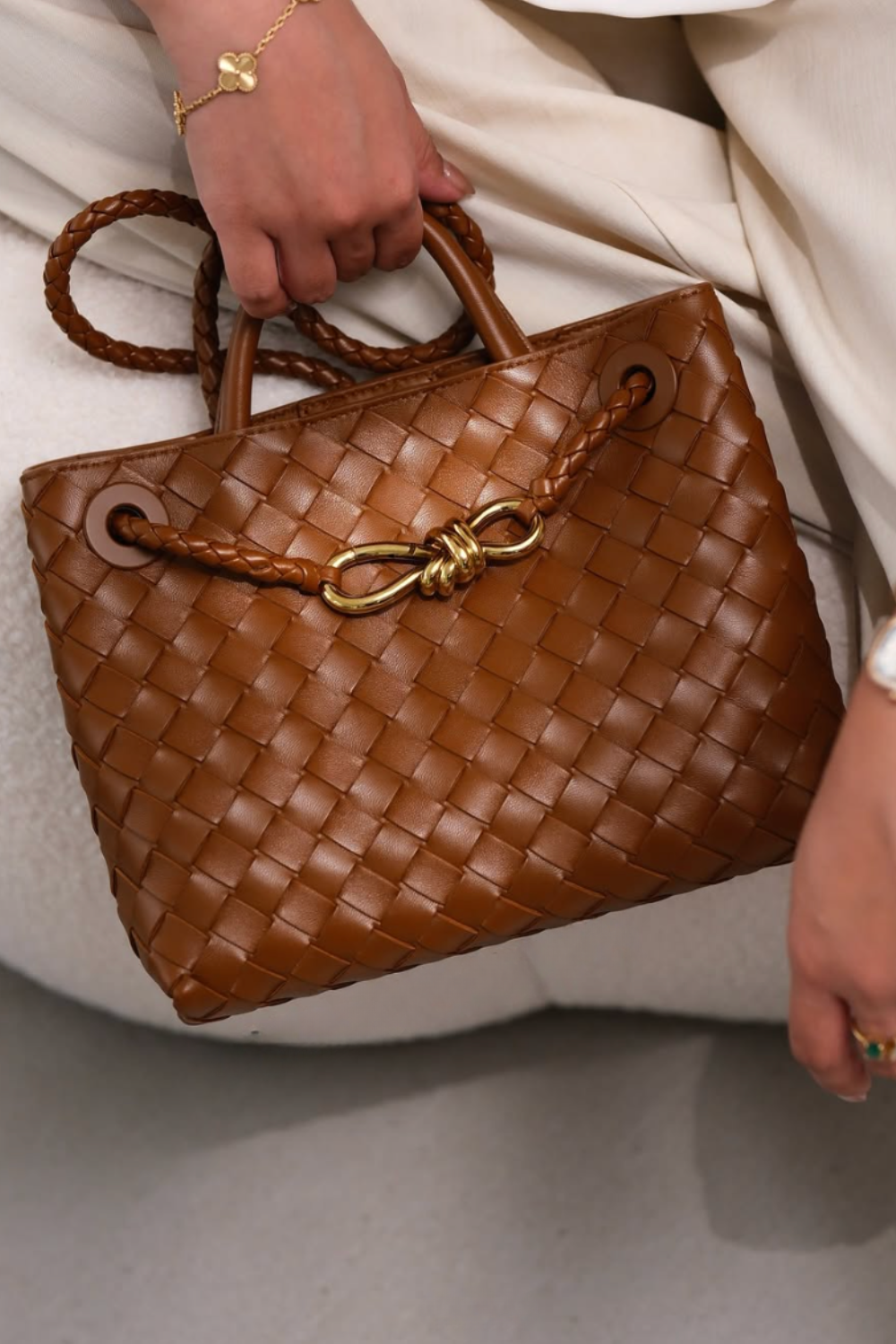 Livana Woven | Geflochtene Handtasche aus Kunstleder mit goldenen Details für Damen