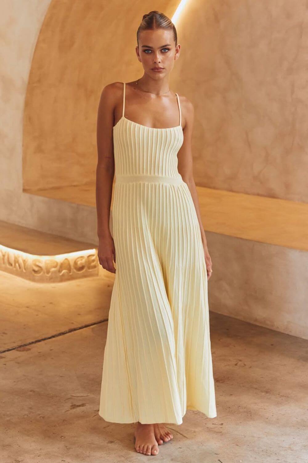 Plissiertes Strick-Midikleid mit Spaghettiträgern