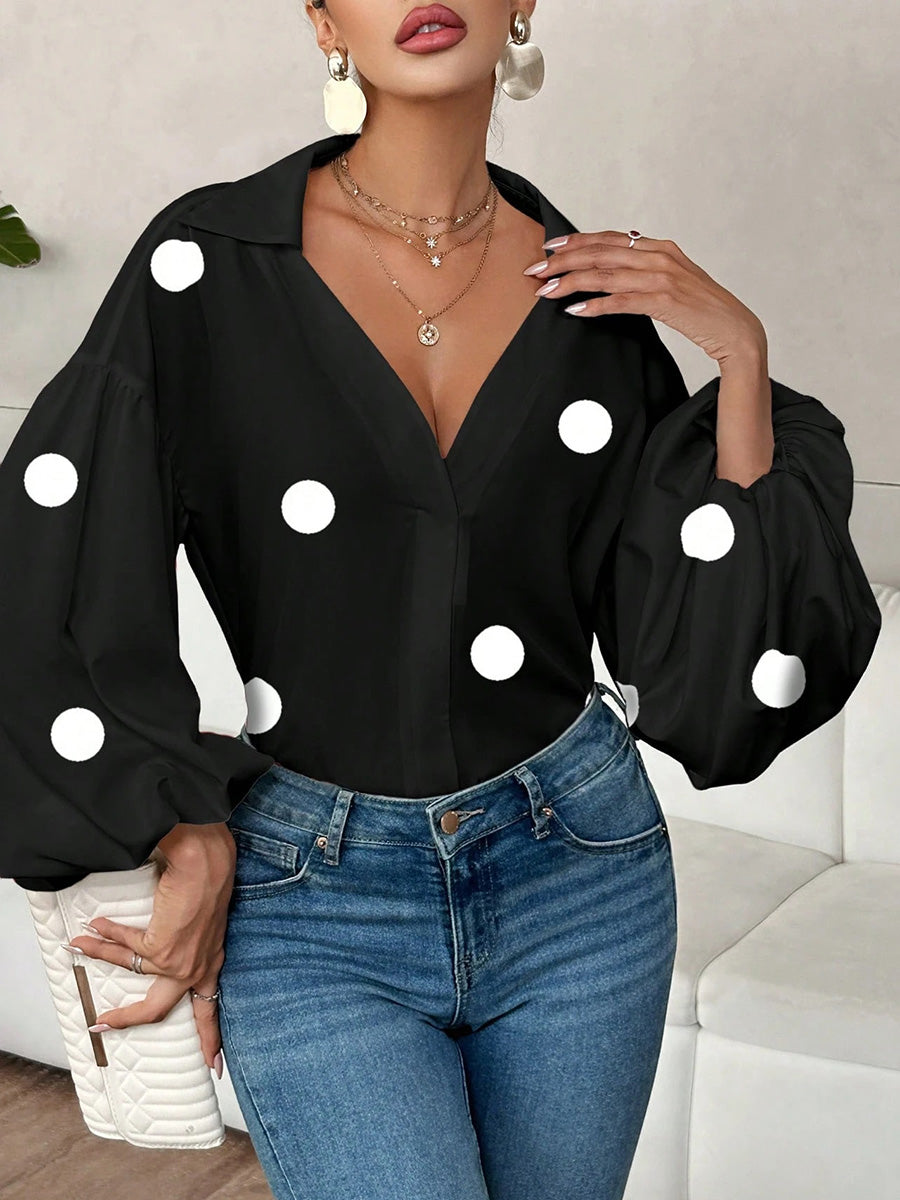 Nahaufnahme des Stoffes mit Polka Dots und Faltendetails