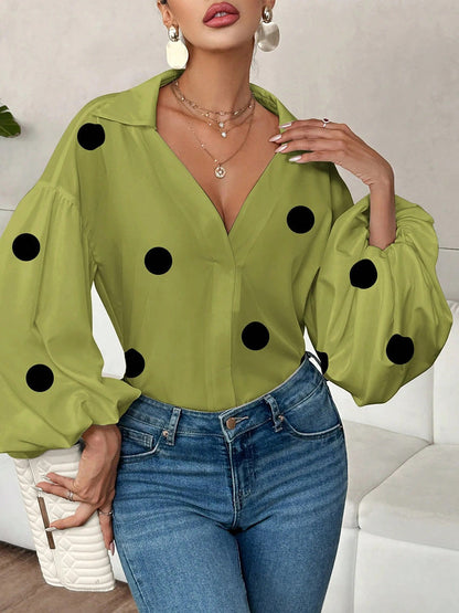 Damenbluse Mit Polka Dot Falten Und Reverskragen