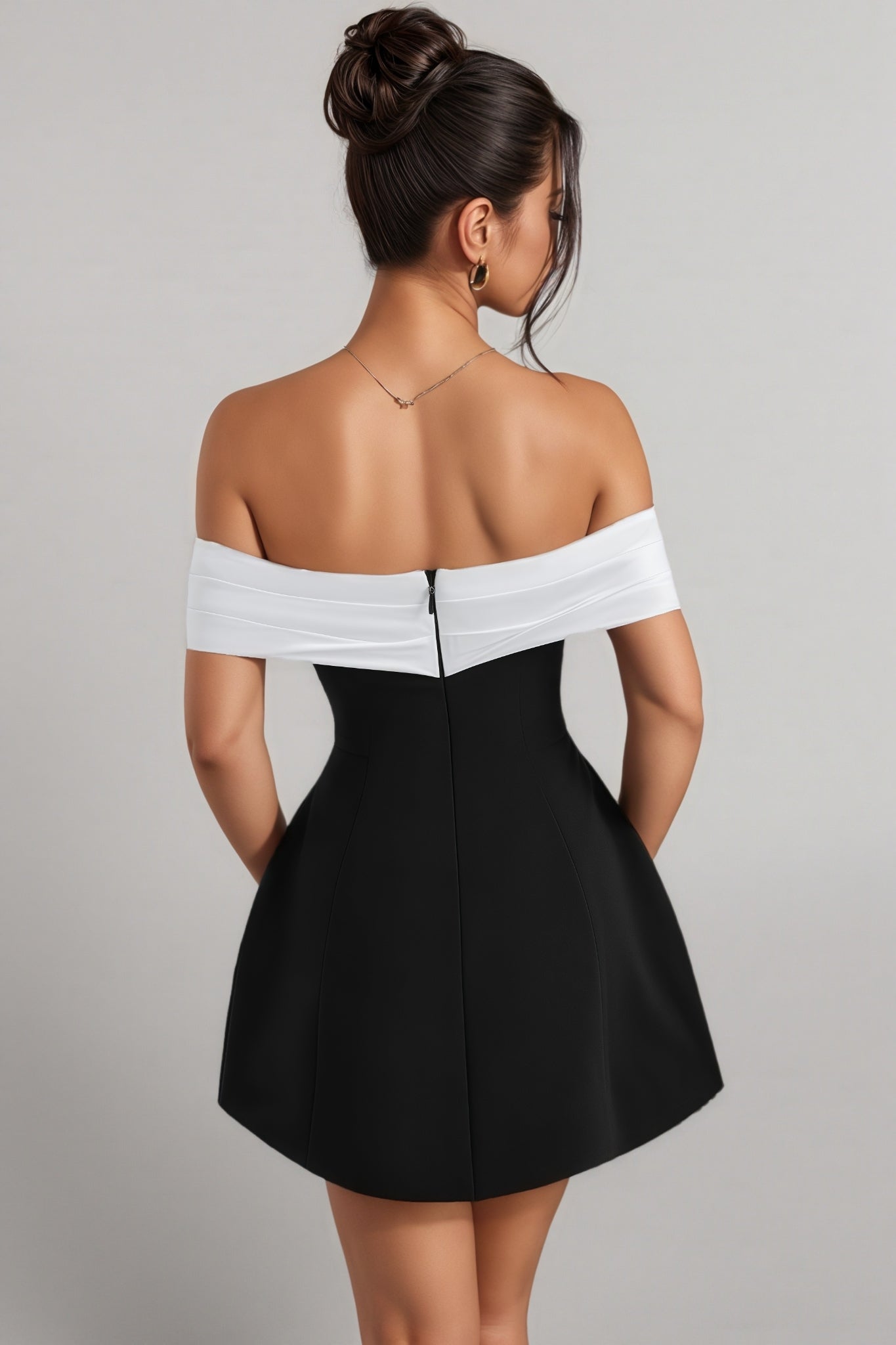 Schulterfreies Bardot-Minikleid aus Krepp Schwarz Weiß