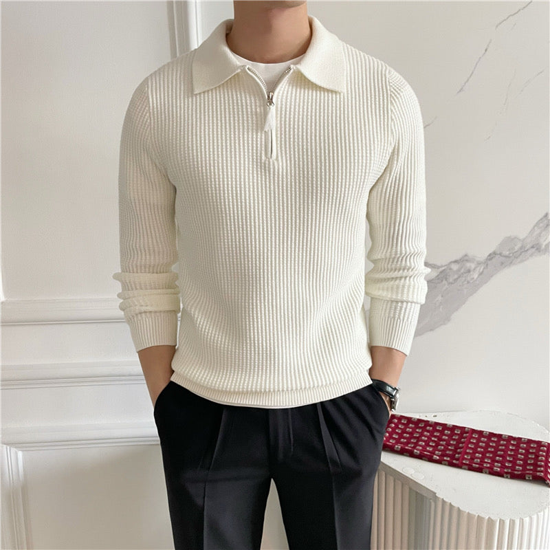 Detailansicht des Halbzip-Kragens am Herren Strickpullover