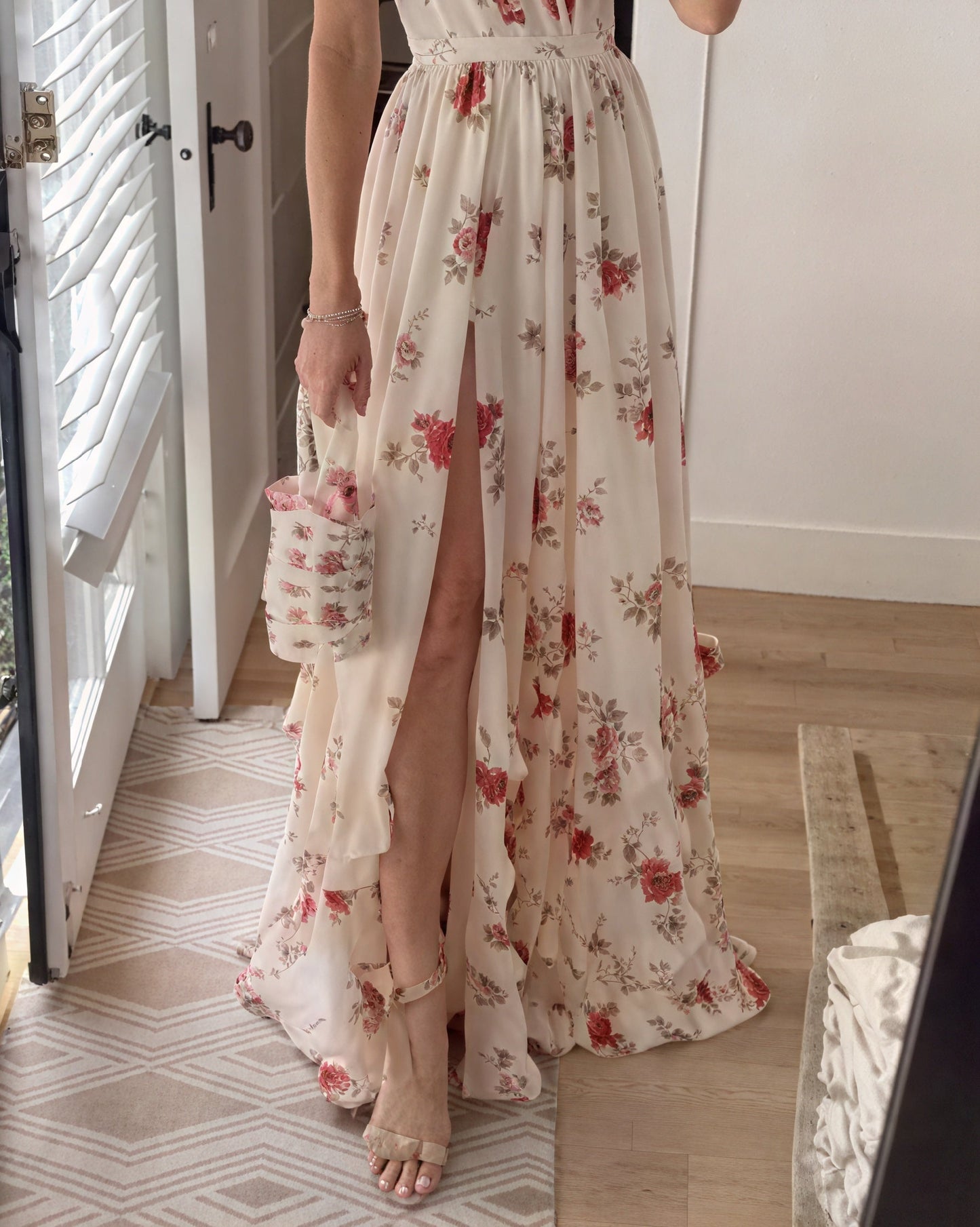 Detailansicht des Blumenprints am Damen Maxikleid