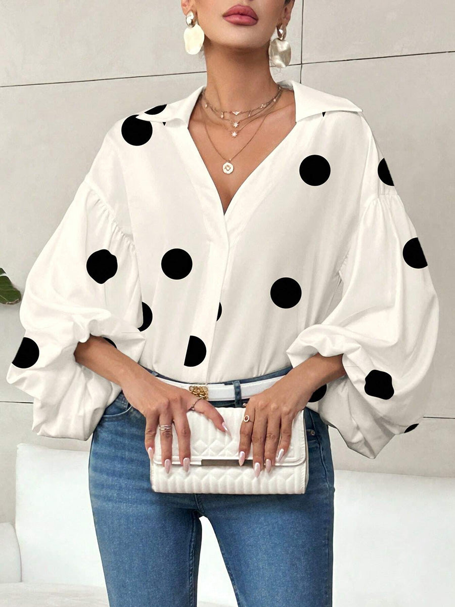 Damenbluse mit Reverskragen und kontrastierendem Design im Detail