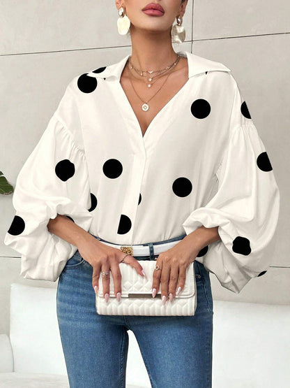 Damenbluse mit Reverskragen und kontrastierendem Design im Detail