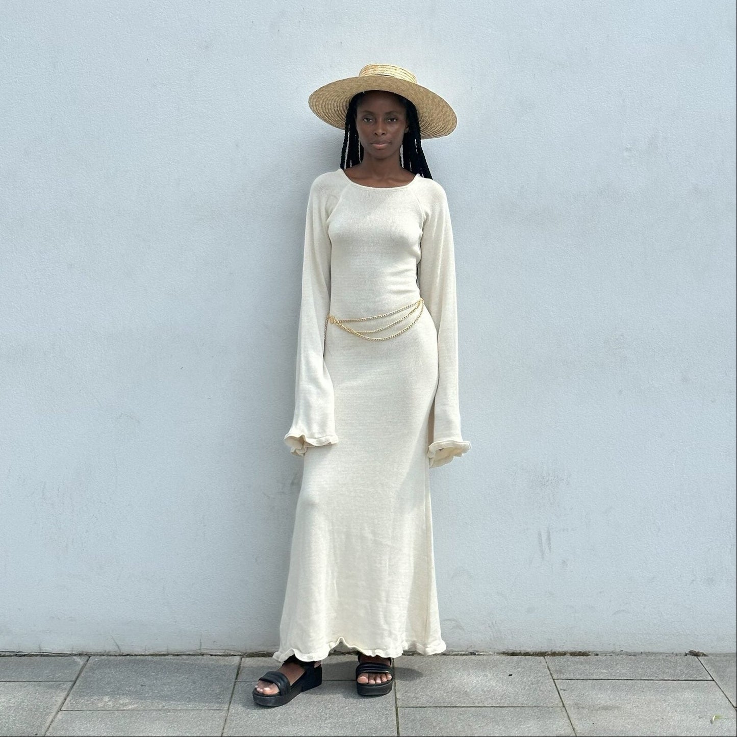 Elfenbeinfarbenes, wolkengestricktes Maxi-Kleid mit offenem Rücken
