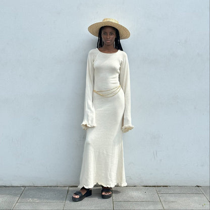 Elfenbeinfarbenes, wolkengestricktes Maxi-Kleid mit offenem Rücken