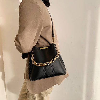 Vegane Leder-Beuteltasche mit goldener Kettenhenkel