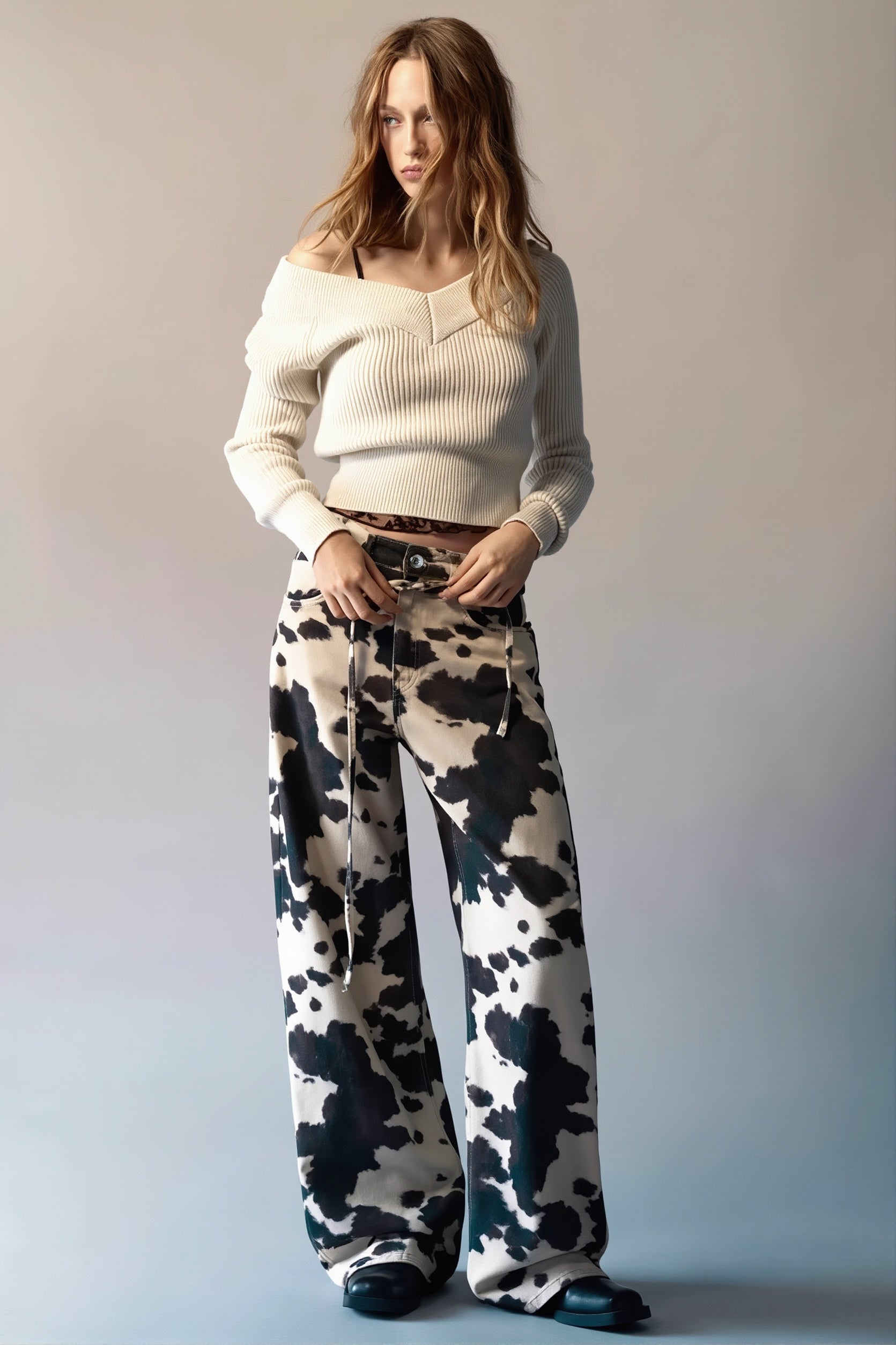 Damenjeans mit Kuhmuster im Washed-Look und geradem Bein seitlich gezeigt
