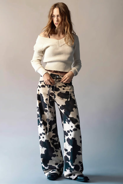 Damenjeans mit Kuhmuster im Washed-Look und geradem Bein seitlich gezeigt