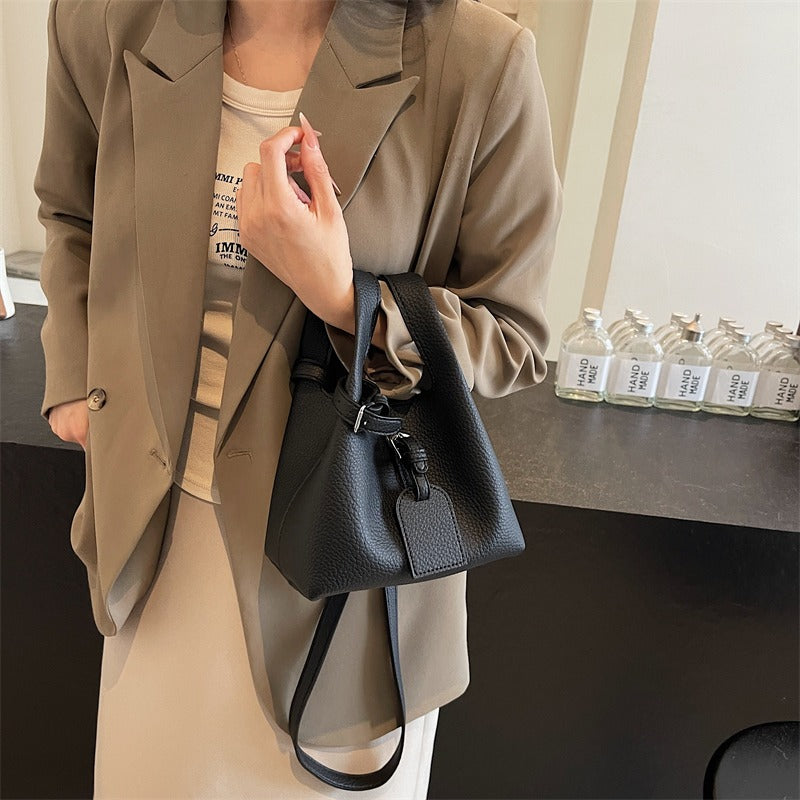 Vegane Leder Mini-Beuteltasche mit verstellbarem Riemen