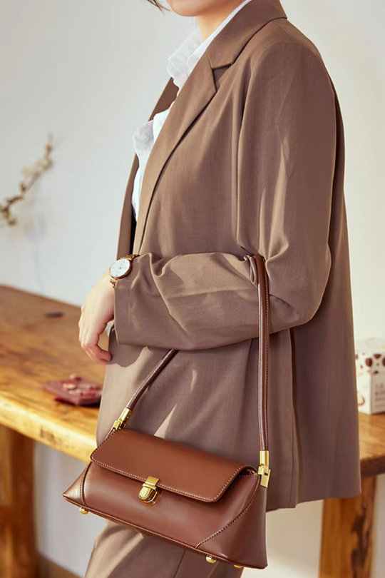 Celeste Cacao | Kompakte Handtasche aus veganem Ultrafiber mit goldenen Details für Damen