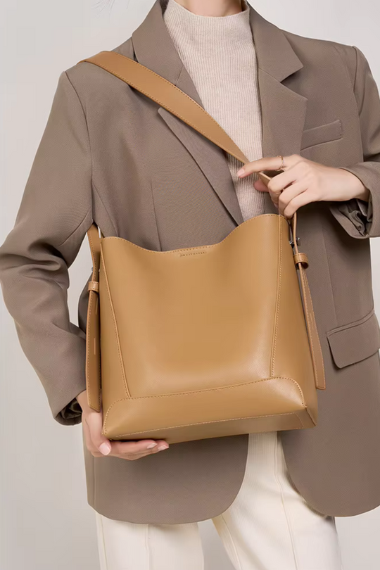 Casual Karamell | Schlichte Umhängetasche aus veganem Ultrafiber mit Laptopfach und goldenen Details für Damen
