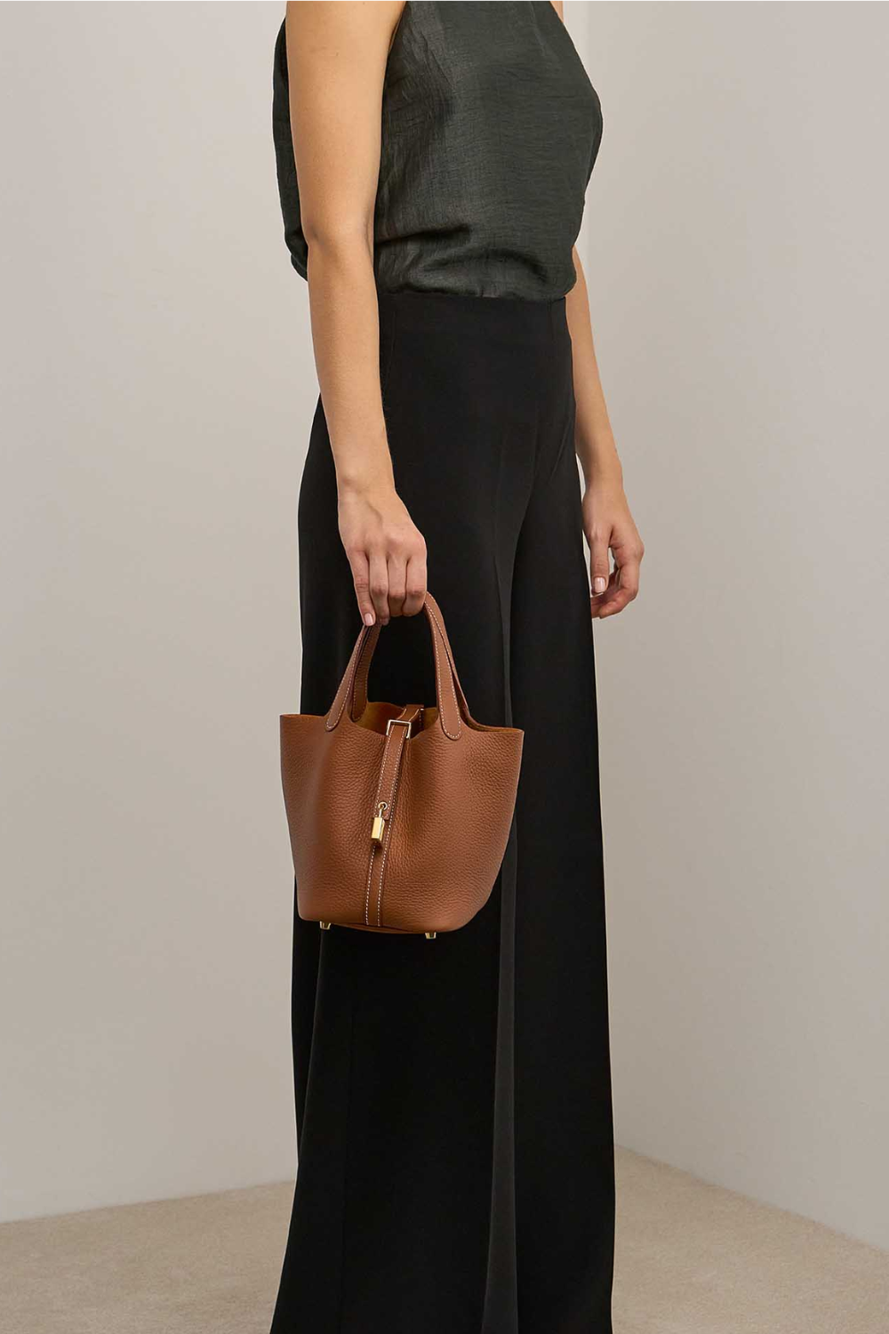 Lumière Brun | Kompakte Handtasche aus genarbtem veganem Leder mit goldenen Details für Damen