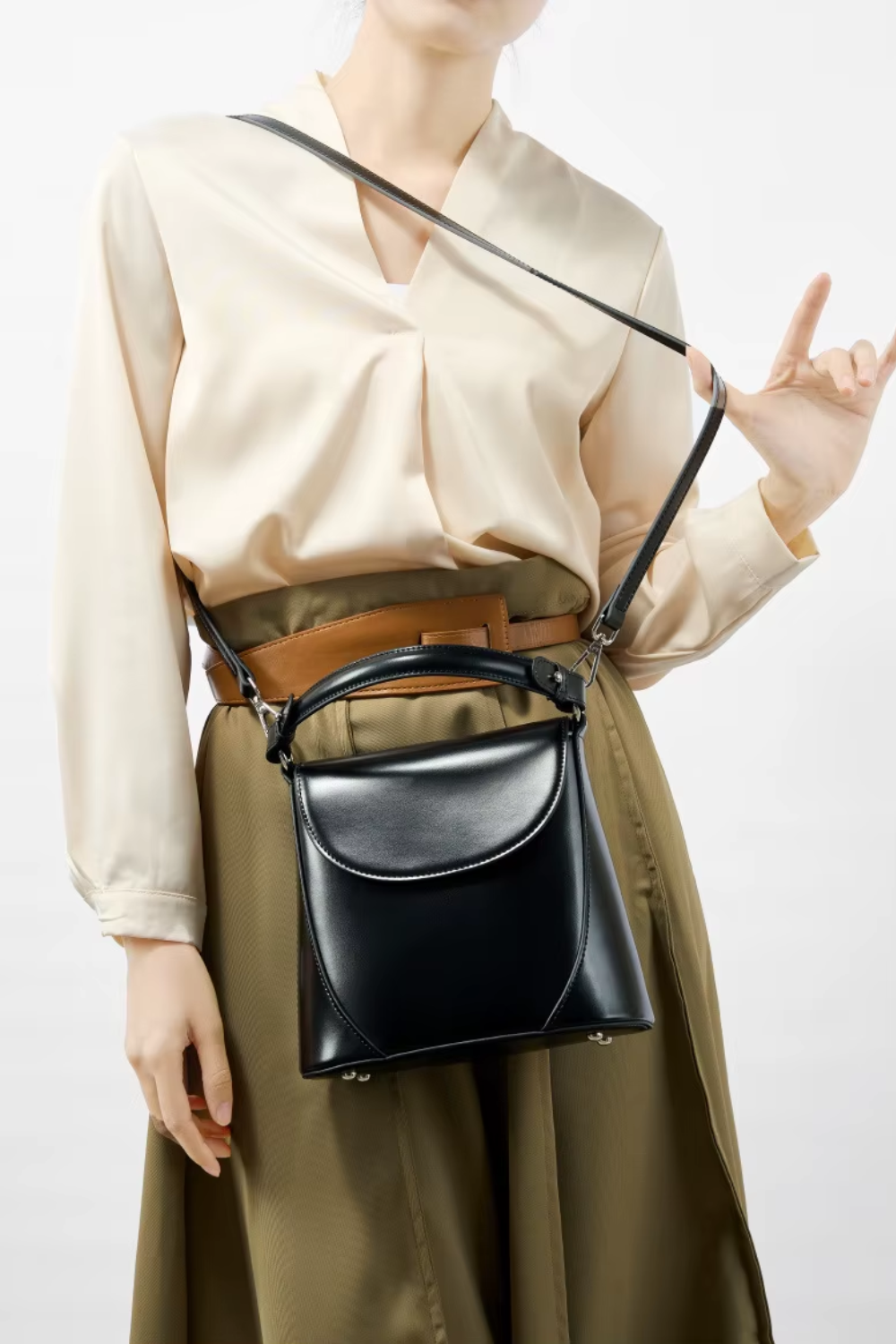Éloria Noir | Vielseitige elegante Handtasche aus veganem Leder mit Schulterriemen für Damen