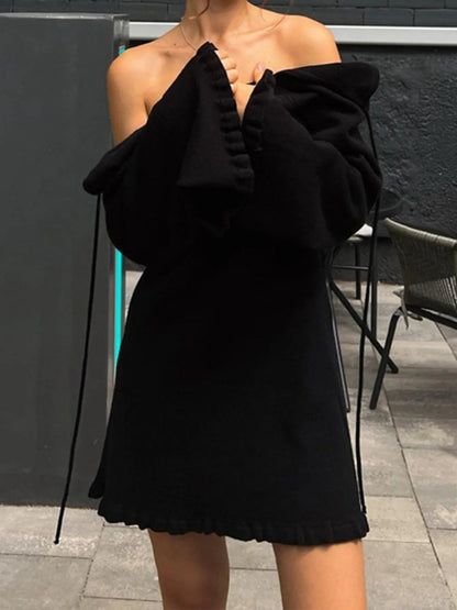 Langärmliges, rückenfreies Strickkleid