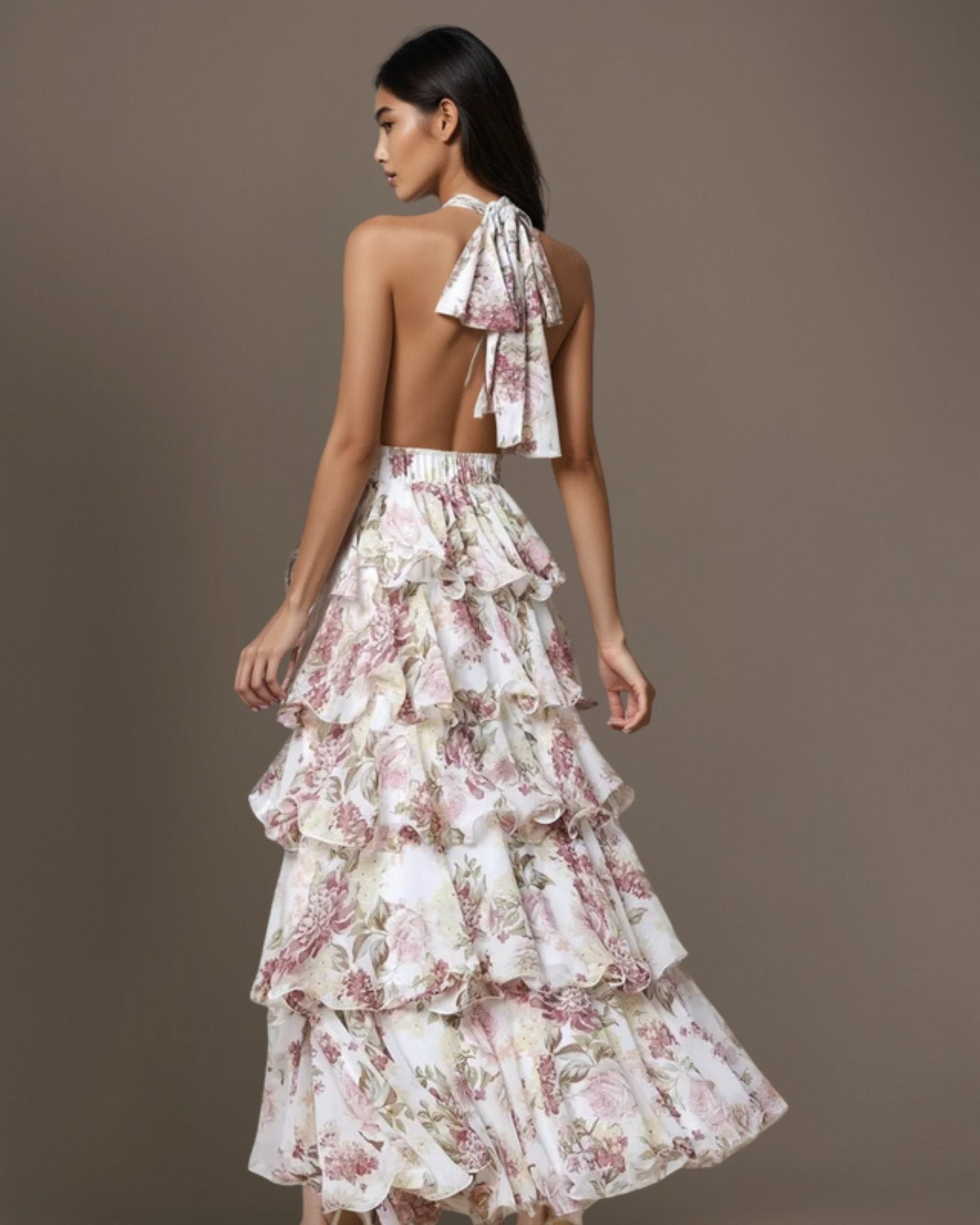 Maxikleid mit Neckholder, gestuftem Blumenmuster, Rüschen und Taillendetail