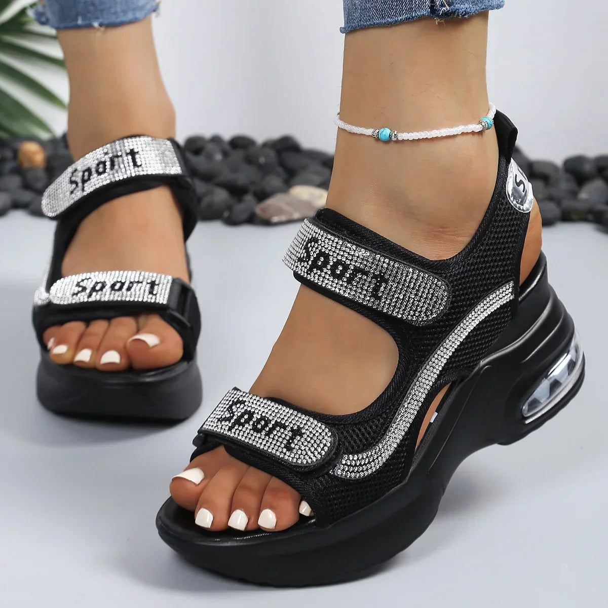 Damen Plateau Sandalen mit Strassriemen auf heller Fläche