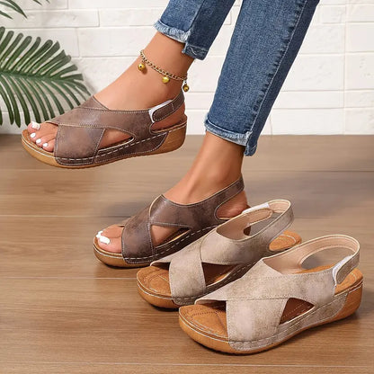 Damen-Keilsandaletten mit Kreuzriemen und Slingback in Seitenansicht