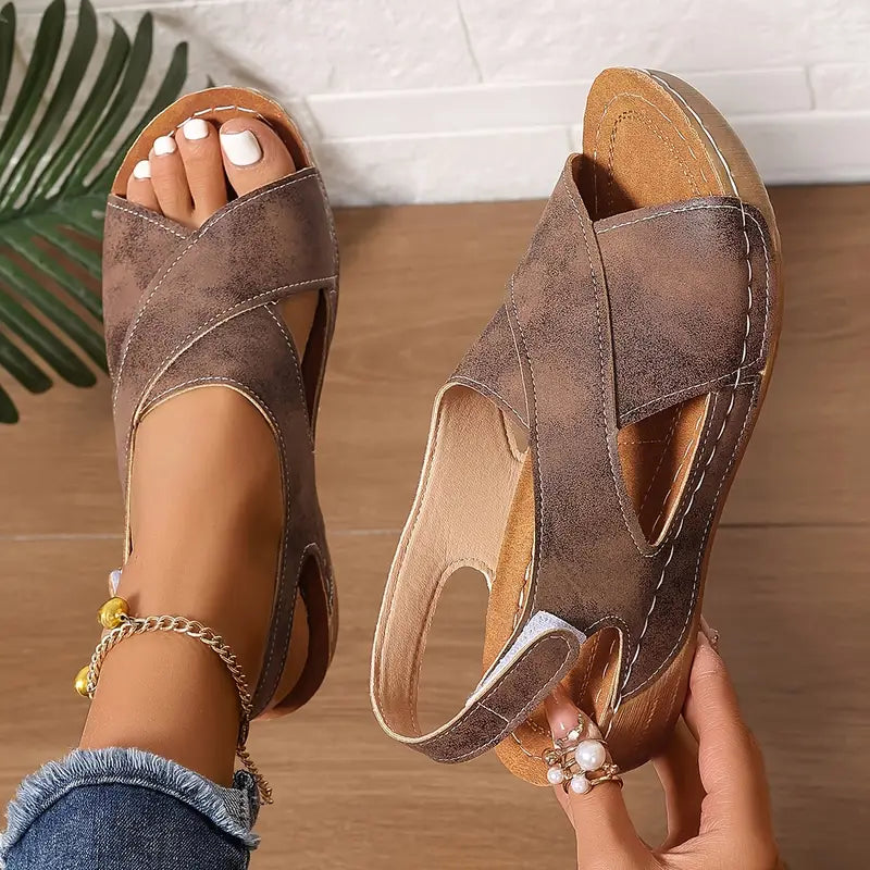 Damen-Keilsandaletten mit Slingback und Keilabsatz von vorne