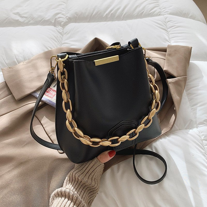 Vegane Leder-Beuteltasche mit goldener Kettenhenkel