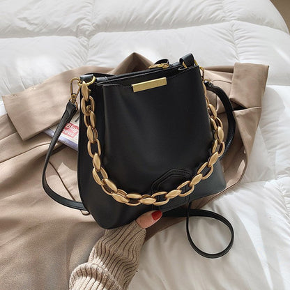 Vegane Leder-Beuteltasche mit goldener Kettenhenkel