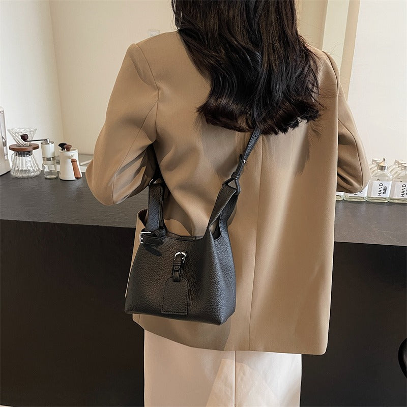 Vegane Leder Mini-Beuteltasche mit verstellbarem Riemen