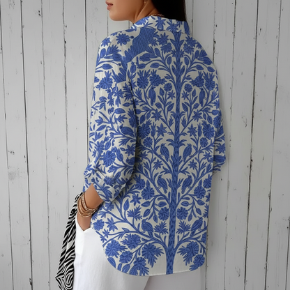 Damenbluse mit blauem Blumenmuster