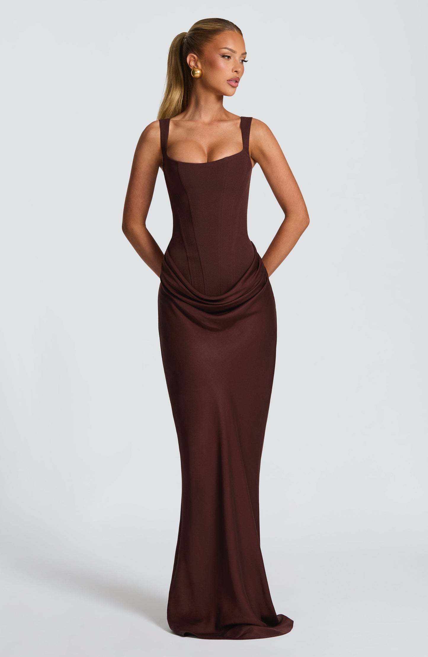 Maxikleid aus Krepp-Satin mit Wasserfallausschnitt und ärmellos